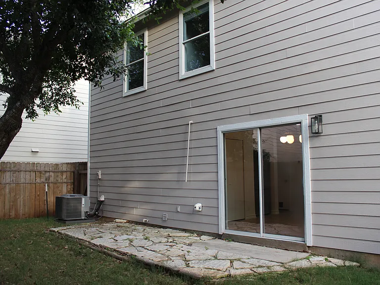 414 Hampton Cv — Photo 19
