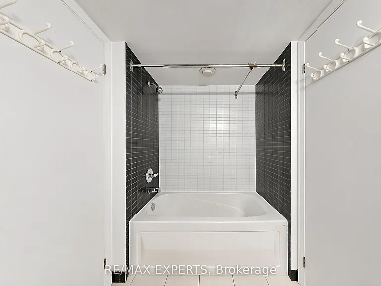 21 Carlton St #507 — Photo 22