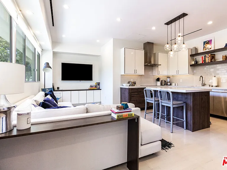 838 N Doheny Dr #203 — Photo 3