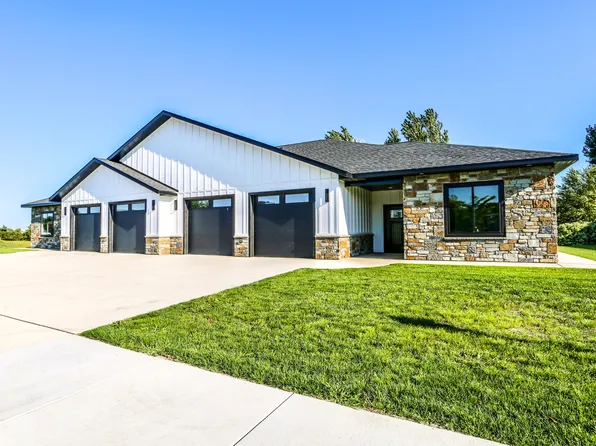 2708 Oakwood Ln, Aberdeen City, SD 57401