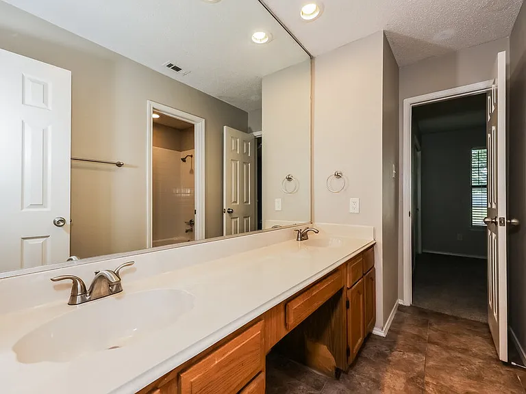 1237 Essex Dr — Photo 15