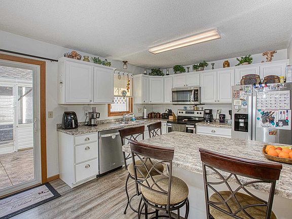 4th image of 140 W Barber Ave
