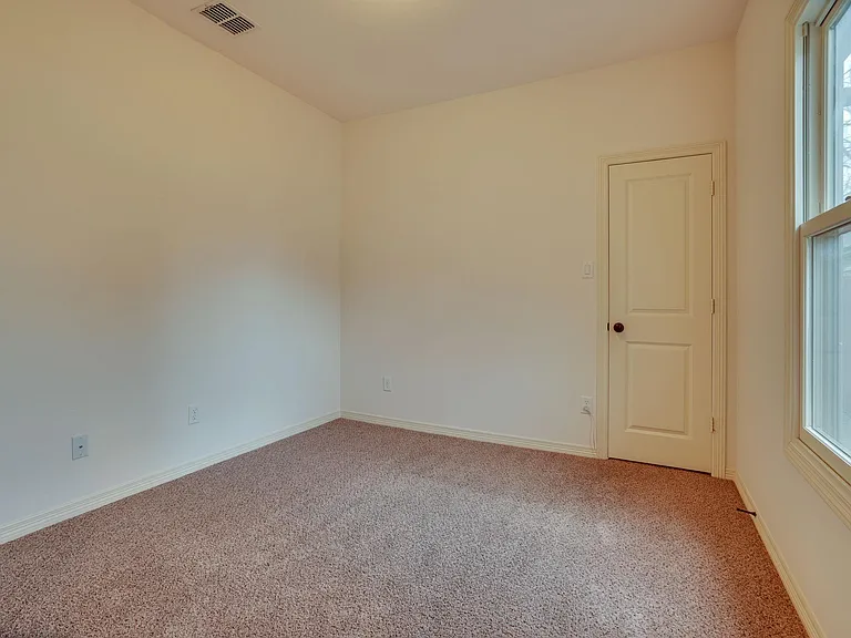 617 E Worth St — Photo 12