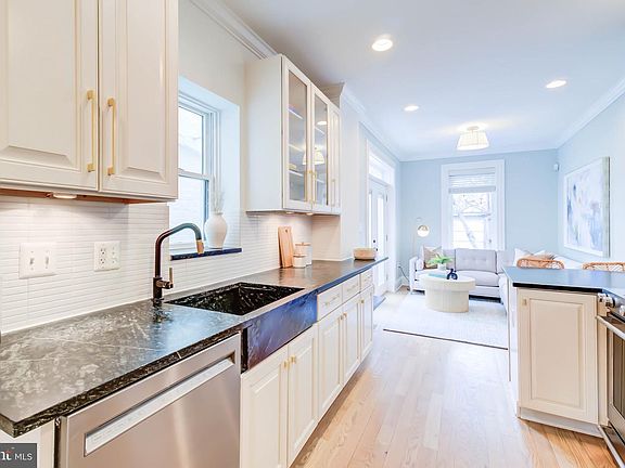 4th image of 1135 C St NE