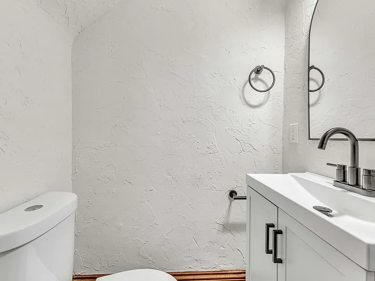 410 Bronson St — Photo 13