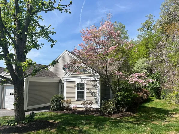 17 Saint George Pl, Sandy Hook, CT 06482