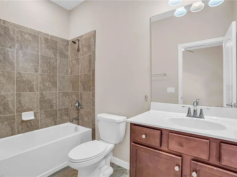 2061 Hamlin St — Photo 9