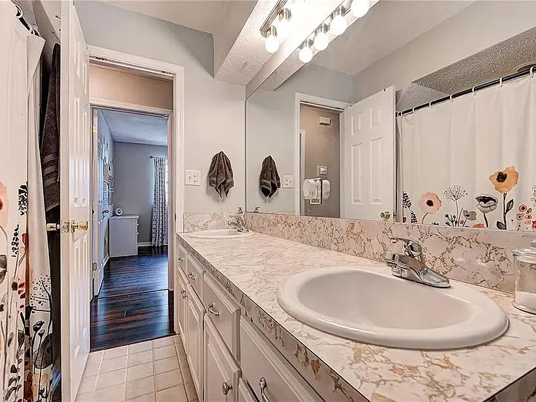 704 Crestmoor Dr — Photo 12