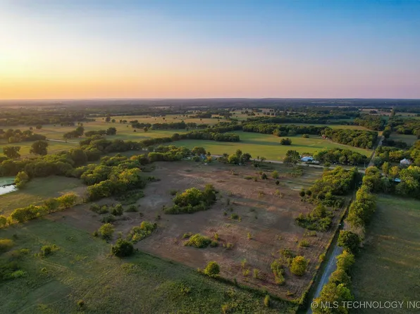 17 N 445th Rd, Strang, OK 74367