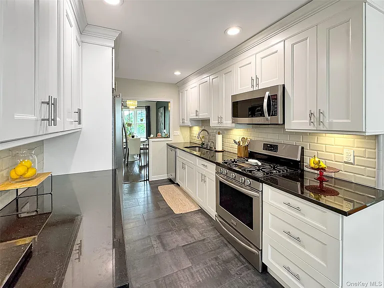 98 Frederick Ave — Photo 10