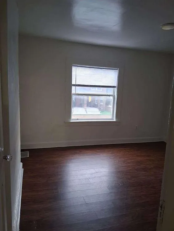 3 bed, 1.0 bath, 1120 sqft, $1,350 — Photo 2