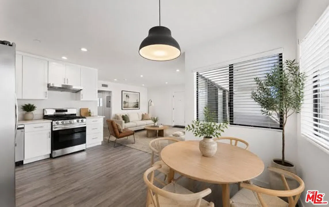 2 bed, 2.0 bath, 1050 sqft, $5,000 — Photo 1