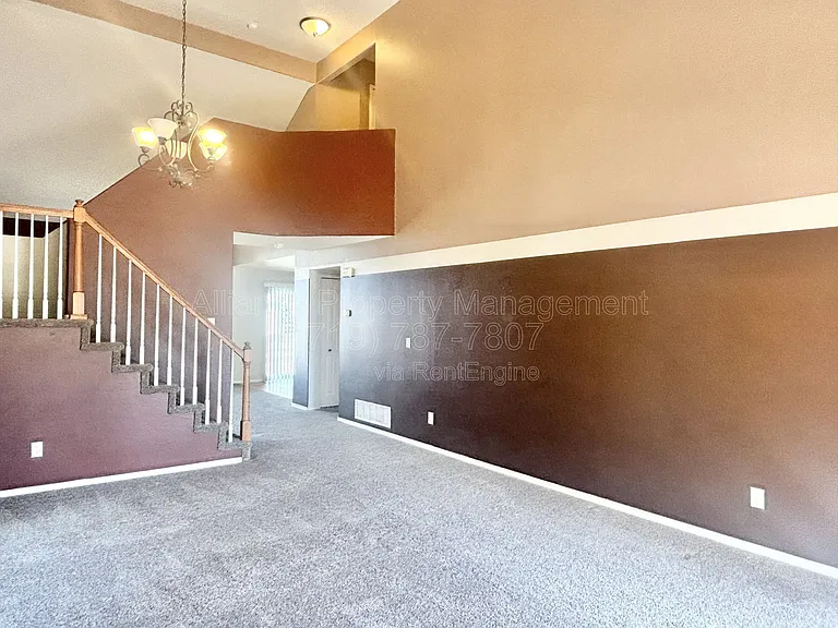 212 Oxbow Dr — Photo 2