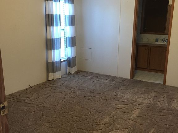 4th image of 900 S Hillcrest Dr