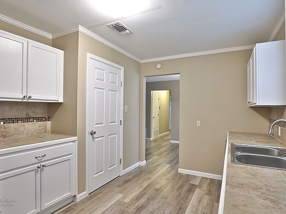 4th image of 426 Burger St