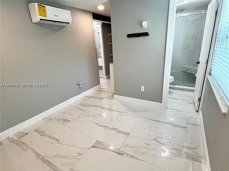 511 N 70th Way — Photo 7