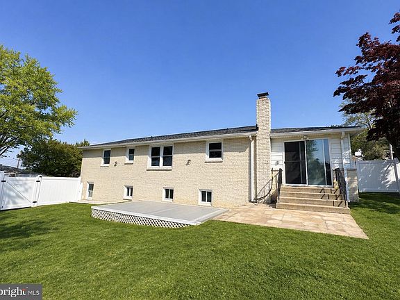 5th image of 555 Woodland View Dr