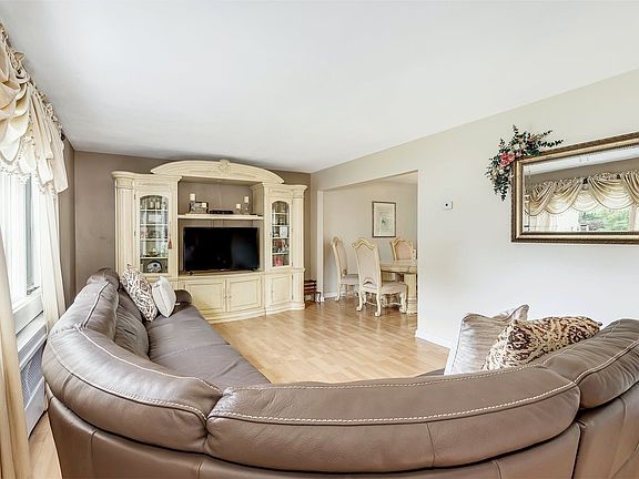 5th image of 226 Marilynn St