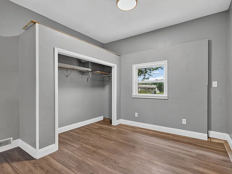 2724 N Franklin Ave — Photo 16