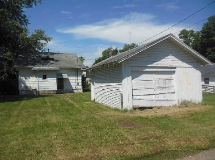 2nd image of 601 Hovey St