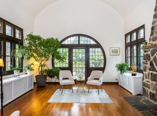 2 Lakeside Dr, New Rochelle, NY 10801