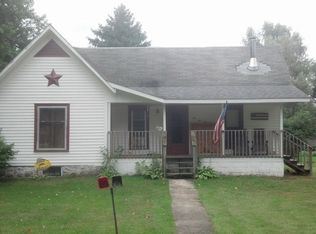 10589 Maple St, Sumner, MI 48889