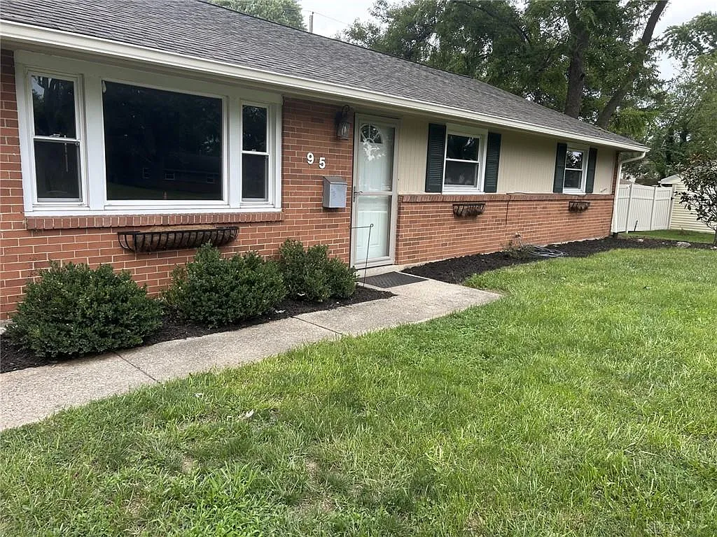 3 bed, 2.0 bath, 1363 sqft, $2,000 — Photo 2