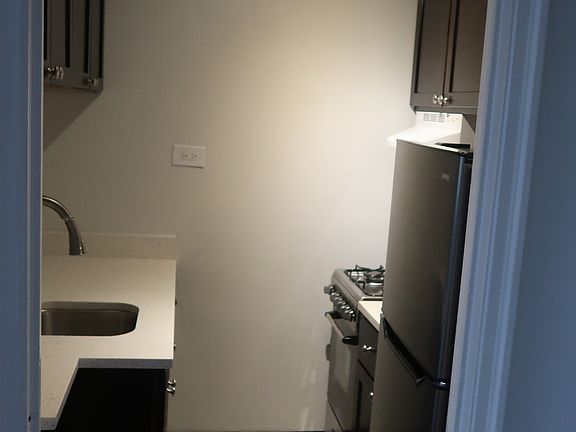 4th image of 537 W Cornelia Ave #12