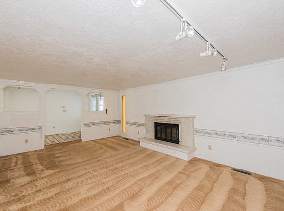 5th image of 888 E Dennis Cir