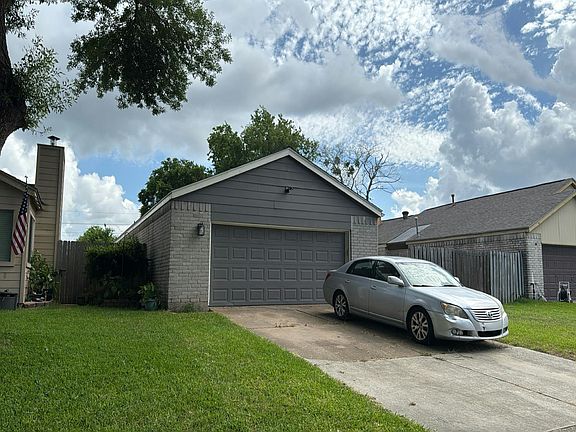 3rd image of 13818 Sheri Hollow Ln