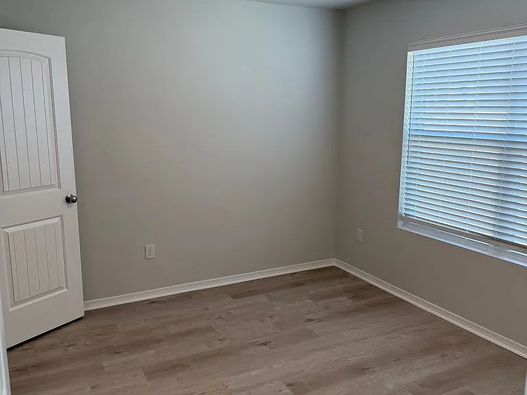 1512 Meadows Dr — Photo 5