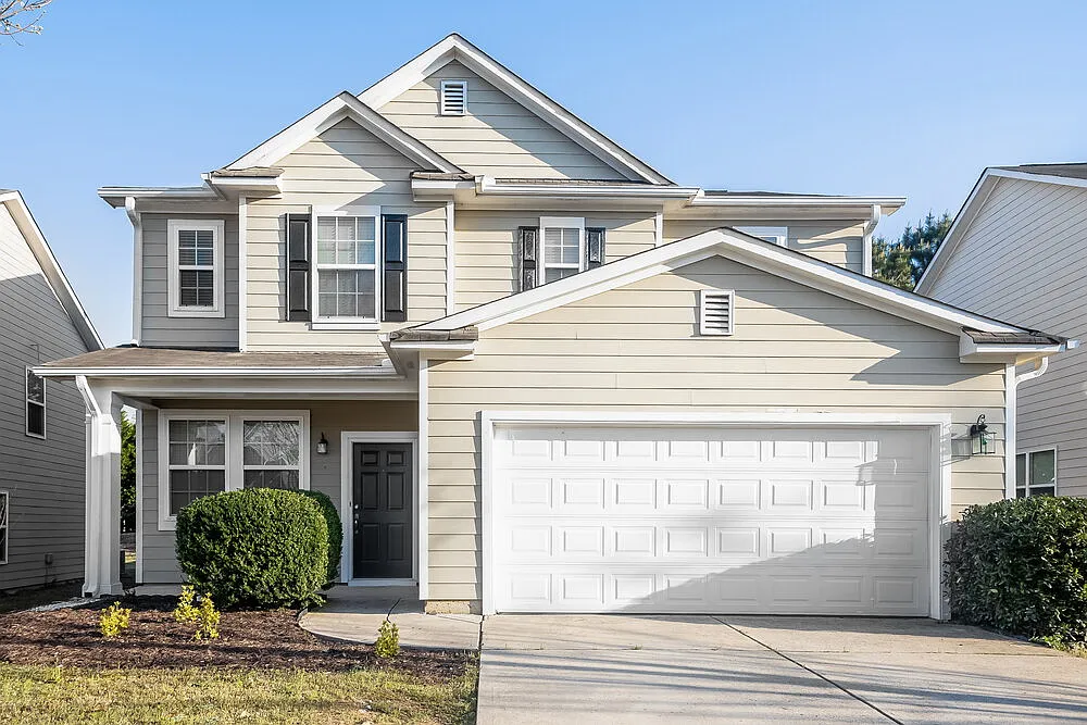 3 bed, 2.0 bath, 2578 sqft, $2,370 — Photo 1