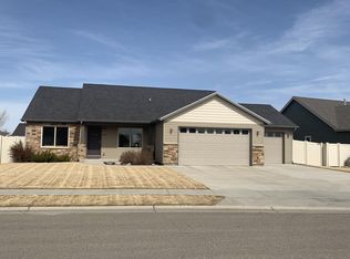 1553 Creekside Dr W, Williston, ND 58801