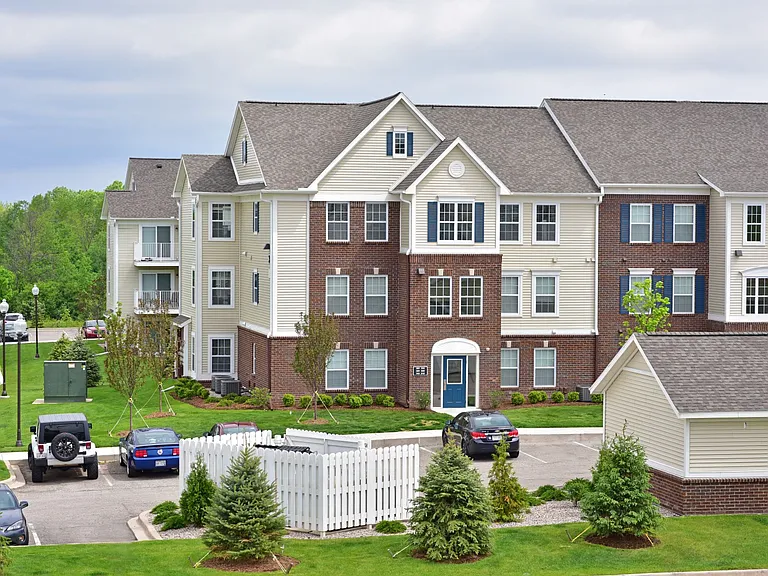 River Hills Apartments — Photo 36