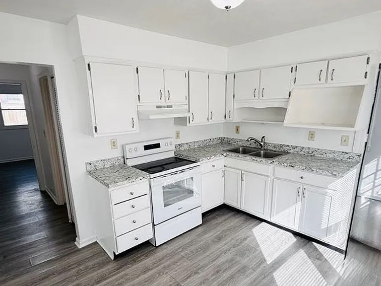 184 Mills Dr — Photo 2
