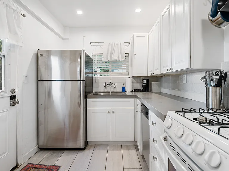 570 Park Ave — Photo 6