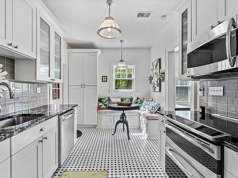 217 SE Coconut Ave — Photo 18