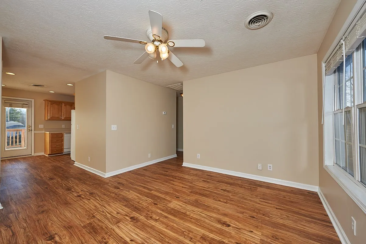 2 bed, 1.5 bath, 804 sqft, $1,300 — Photo 3