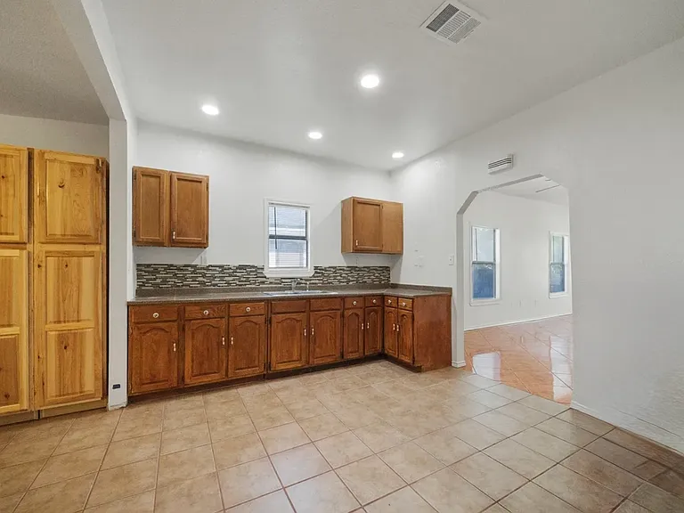 322 Matthews Ave #A — Photo 3