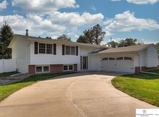 9437 Laurel Cir, Omaha, NE 68134