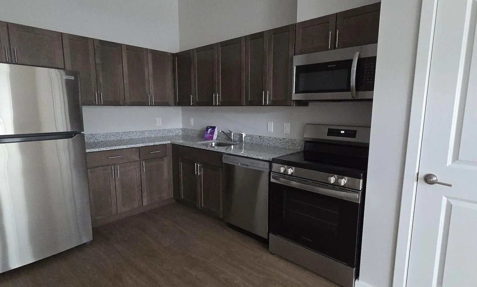2100 Bainbridge — Photo 2
