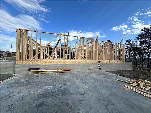 4th image of 250 Crown Rd