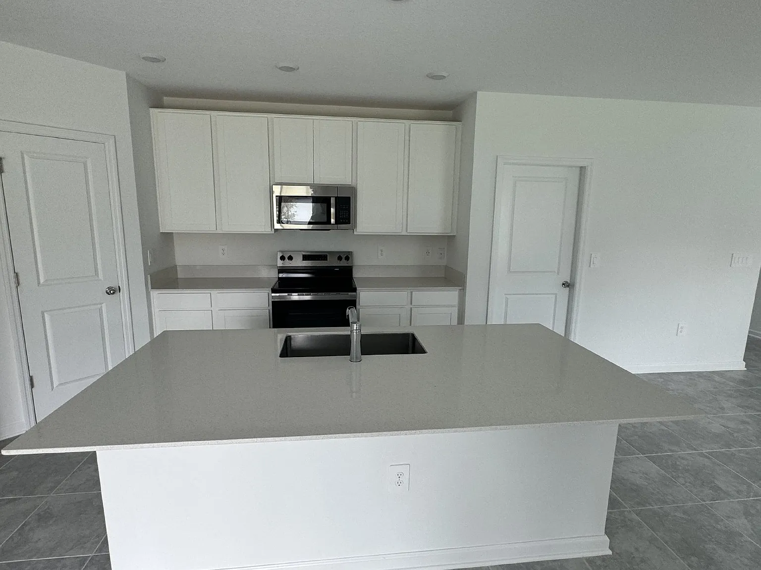 4 bed, 2.5 bath, 1879 sqft, $2,250 — Photo 3