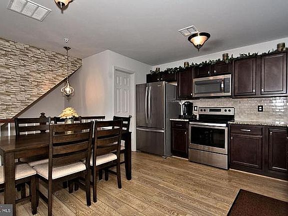 Kitchen & Dining
