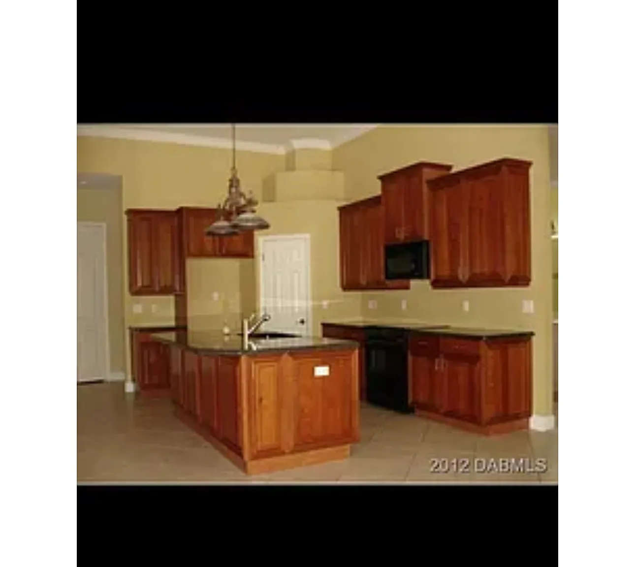 6 bed, 4278 sqft, $3,800 — Photo 3