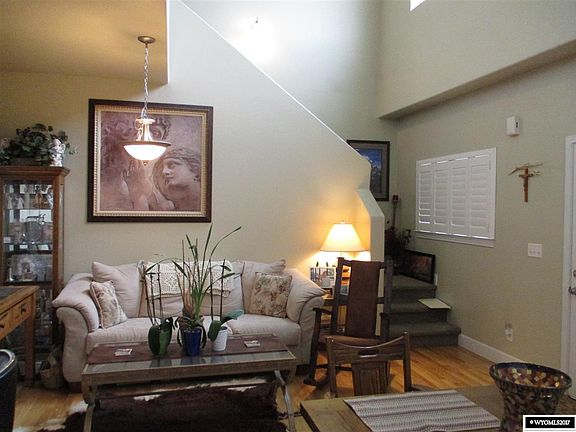 5th image of 200 Fox Hills Dr