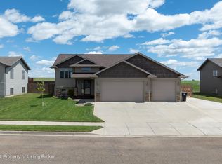 1902 4th Ave E, Dickinson, ND 58601