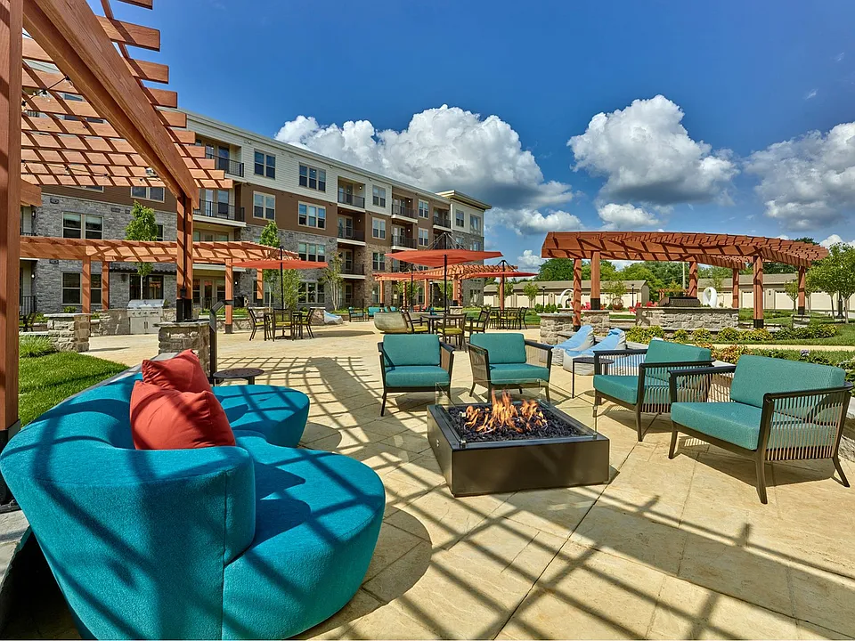 Outdoor Lounge Firepit