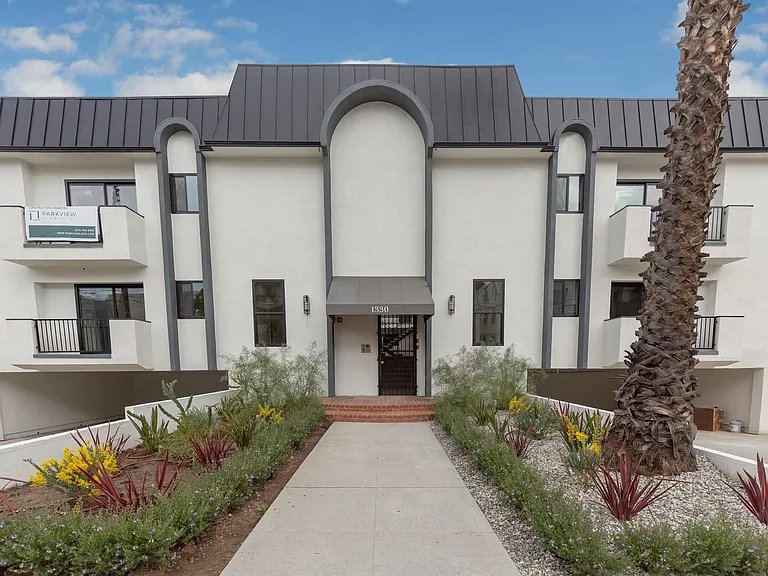 1330 N Martel Ave — Photo 33