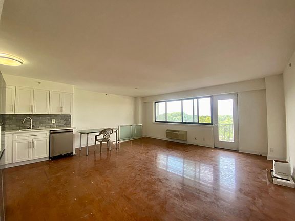 4th image of 60 Parkway Dr E APT 7E